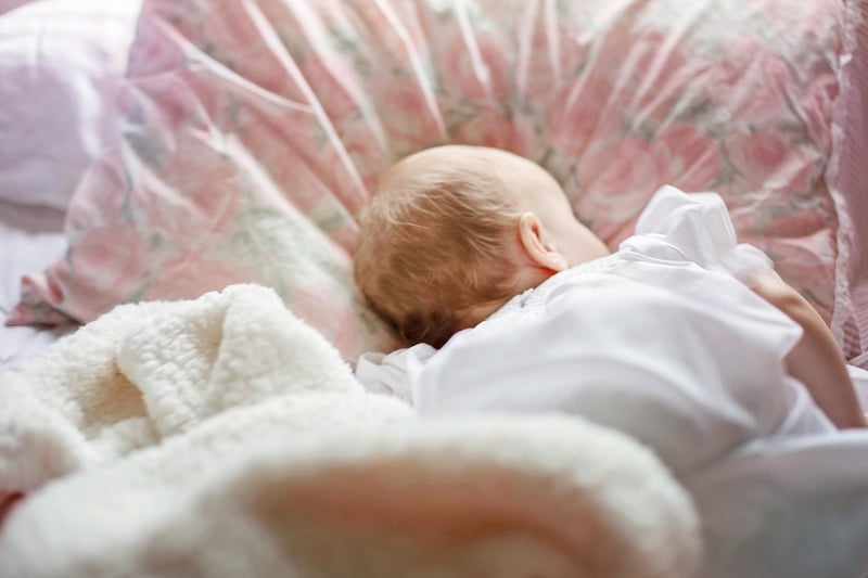 Les bienfaits des siestes régulières sur le développement de bébé en 2026